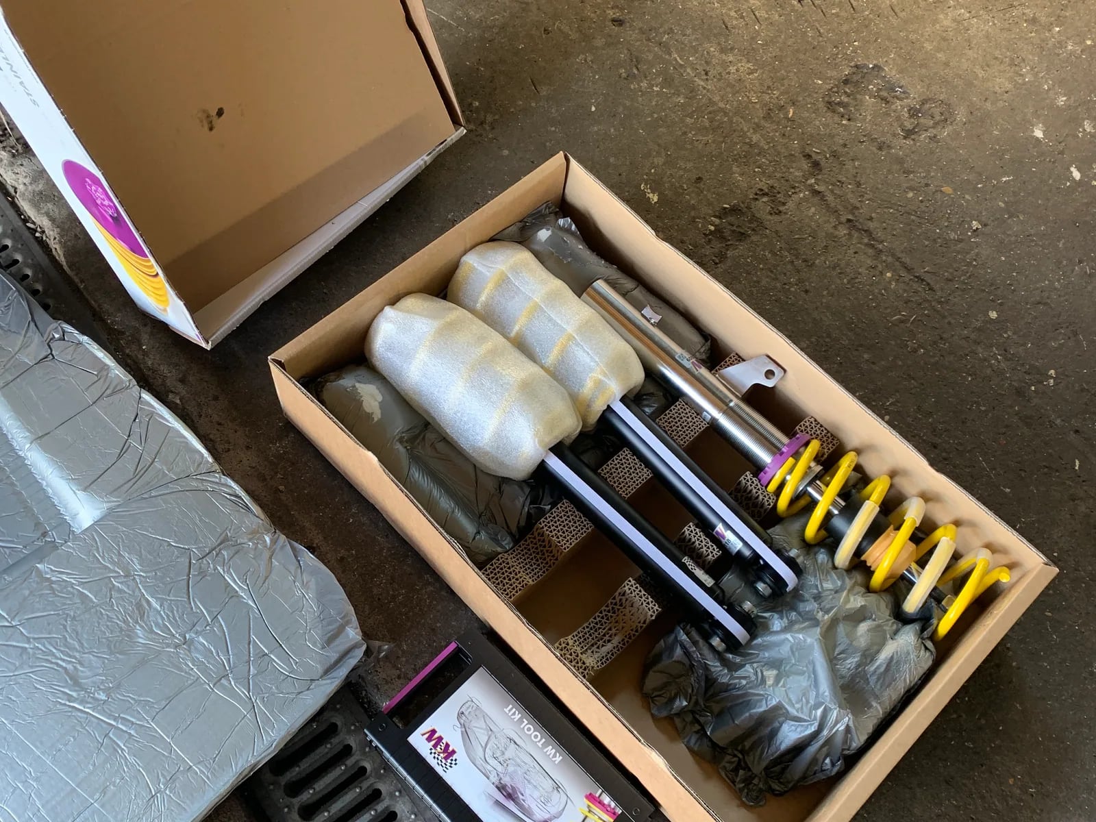 KW Tool Kit mit Federbeinen und gelben Sportfedern in der Werkstatt